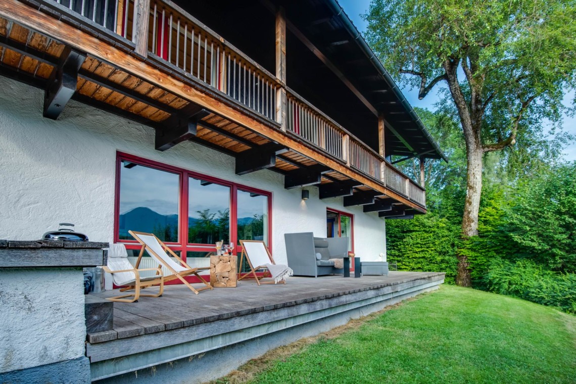 Gemütliches Ferienhaus in Fischbachau mit Terrasse, Liegestühlen & Bergblick. Ideal für Erholung.
