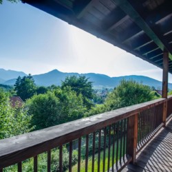 Idyllischer Panoramablick in Fischbachau: Gemütliche Terrasse mit Bergsicht – entspannen Sie in Ihrer Traum-Ferienwohnung!
