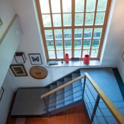 Helles Treppenhaus in der Villa Panoramablick, Fischbachau - ideal für einen erholsamen Urlaub. Buchen auf stayfritz.com