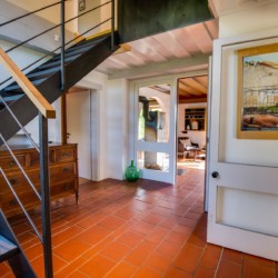 Gemütlicher Innenraum einer Ferienwohnung in Fischbachau mit Treppe und warmen Farben.