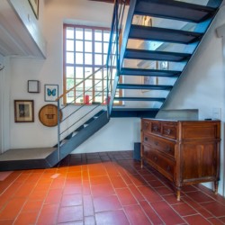 Gemütliches Interieur der Villa Panoramablick in Fischbachau mit eleganter Treppe und traditionellen Akzenten.