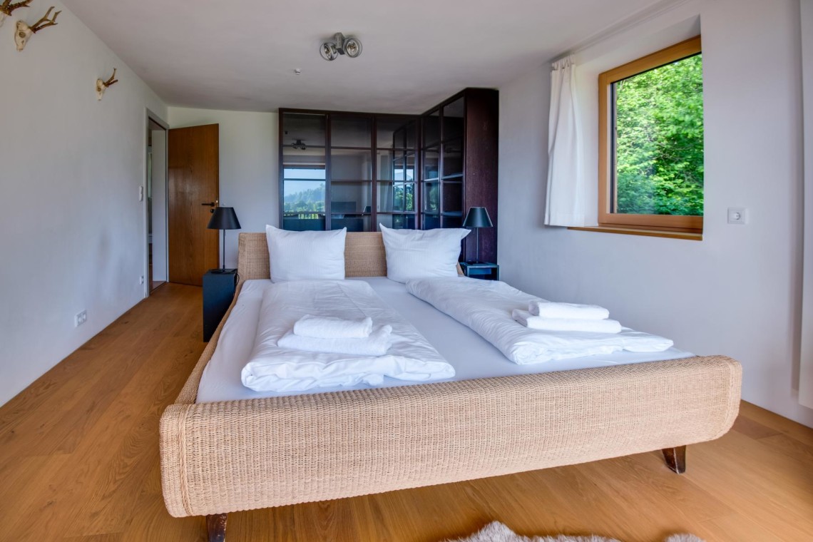 Helles Ferienappartement in Fischbachau mit komfortablem Bett & moderner Einrichtung. Ideal für Erholung und Naturgenuss.