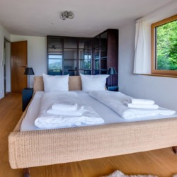 Helles Ferienappartement in Fischbachau mit komfortablem Bett & moderner Einrichtung. Ideal für Erholung und Naturgenuss.