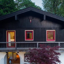 Gemütliche Ferienwohnung "Villa Panoramablick" in Fischbachau, umgeben von Natur, mit Balkon und malerischem Ausblick.