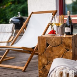 Gemütliche Terrasse mit Liegestühlen, Weingläsern und Erdbeeren, ideal für Entspannung in Fischbachau.