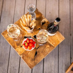 Gemütliches Ambiente in Fischbachau: Weinglas, Erdbeeren & Snacks auf Holztisch. Ideal für Urlaub.