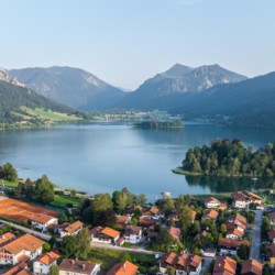 Idyllische Aussicht auf Schliersee & Berge, ideal für Urlaub in Bayern. Buchen Sie Ihre Ferienwohnung bei stayFritz.