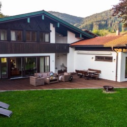 Gemütliche Villa Perfall17 in Schliersee mit Terrasse und grünem Garten. Ideal für Erholung in den Alpen. #Ferienwohnung #Schliersee