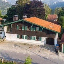 Gemütliche Villa in Schliersee, ideal für einen entspannten Urlaub in den Alpen, mit Blick auf die Berge.