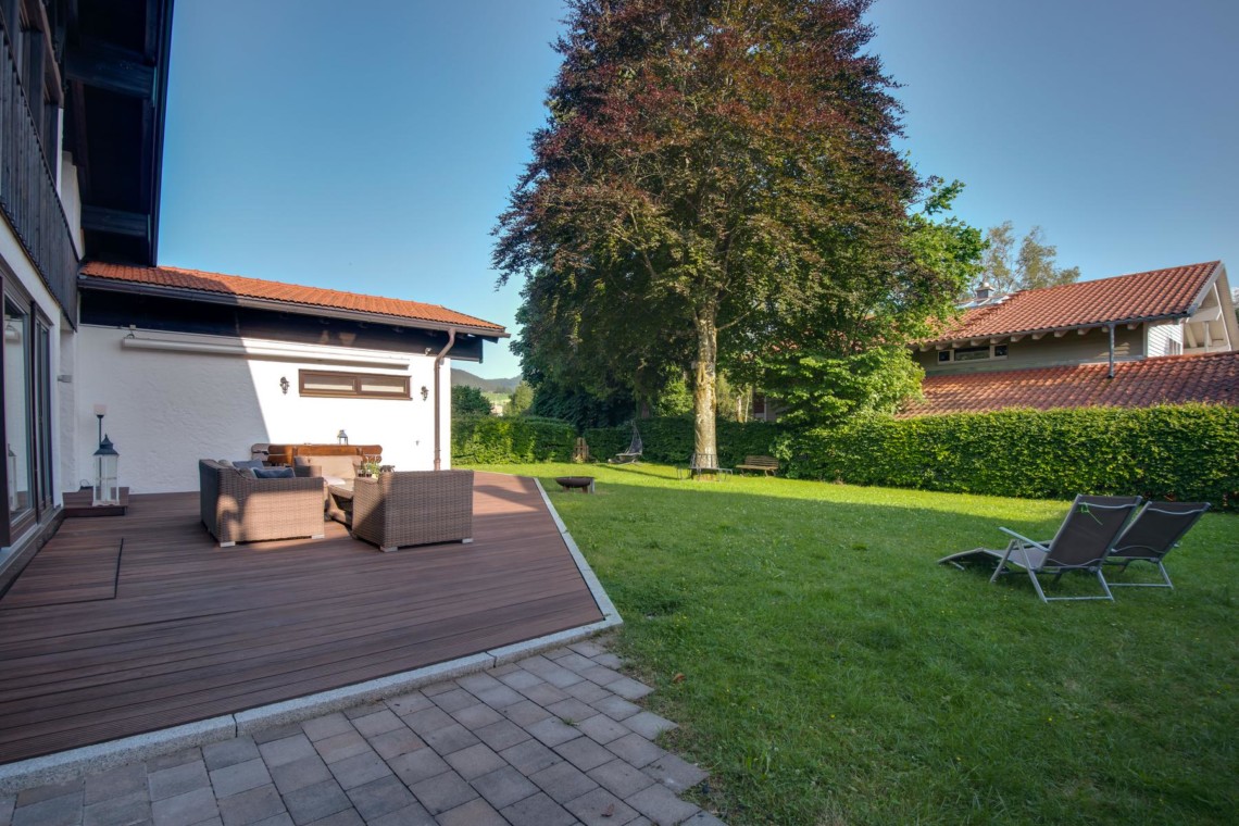 Gemütliche Terrasse und Garten in Schliersee Villa. Perfekt für entspannte Urlaubstage.