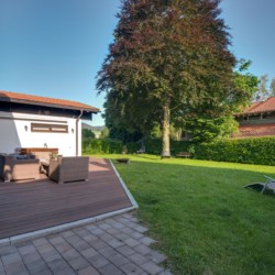 Gemütliche Terrasse und Garten in Schliersee Villa. Perfekt für entspannte Urlaubstage.