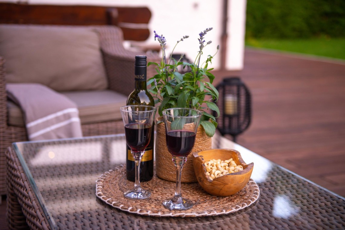 Gemütliche Terrasse mit Wein in Schliersee Ferienwohnung "Perfall17" – Entspannen bei stayFritz.