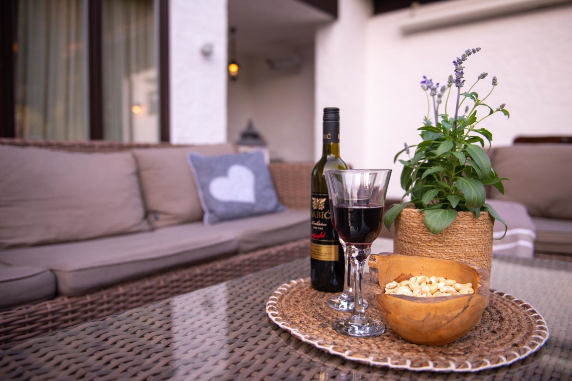Gemütliche Terrasse mit Wein & Snacks, ideal für Erholung in Schliersee. Buchen Sie jetzt bei stayFritz.