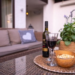 Gemütliche Terrasse mit Wein & Snacks, ideal für Erholung in Schliersee. Buchen Sie jetzt bei stayFritz.