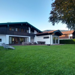 Gemütliche Villa "Perfall17", Schliersee: grüner Garten, Bergblick, ideale Ferienunterkunft.
