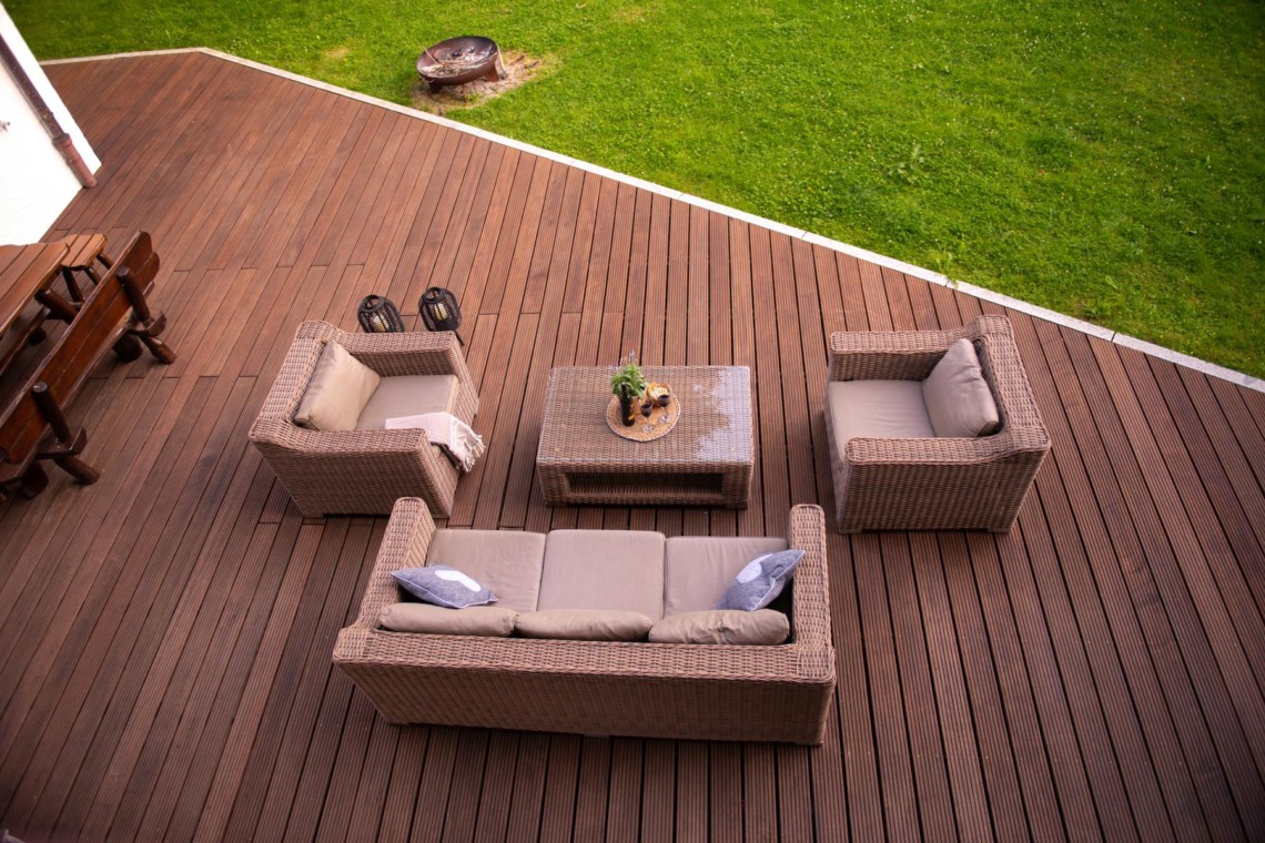 Gemütliche Terrasse in Schliersee Ferienwohnung mit Rasenblick, ideal für Entspannung.