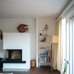 Gemütliches Wohnzimmer in Villa "Perfall17" in Schliersee, ideal für den alpinen Urlaub – Kamin, stilvoll eingerichtet. #Schliersee #stayFritz