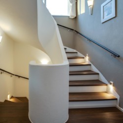 Gemütliche, stilvolle Treppe in "Villa Perfall17", ideal für Ihren entspannten Urlaub in Schliersee. #Ferienwohnung #stayFritz