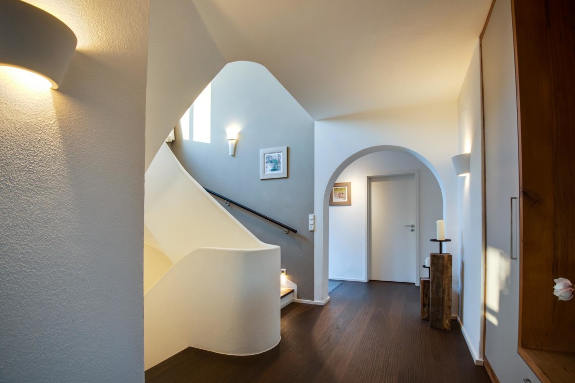 Gemütliches Flair: Wendeltreppe in der stilvollen Villa "Perfall17", Schliersee – ideal für Ihren Urlaub. #FerienwohnungSchliersee