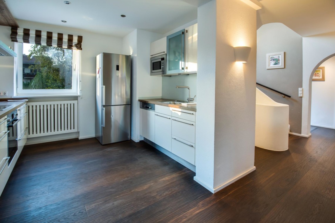 Moderne Küche in Villa "Perfall17" – ideal für Ihren Aufenthalt in Schliersee. Buchen Sie jetzt auf stayfritz.com!