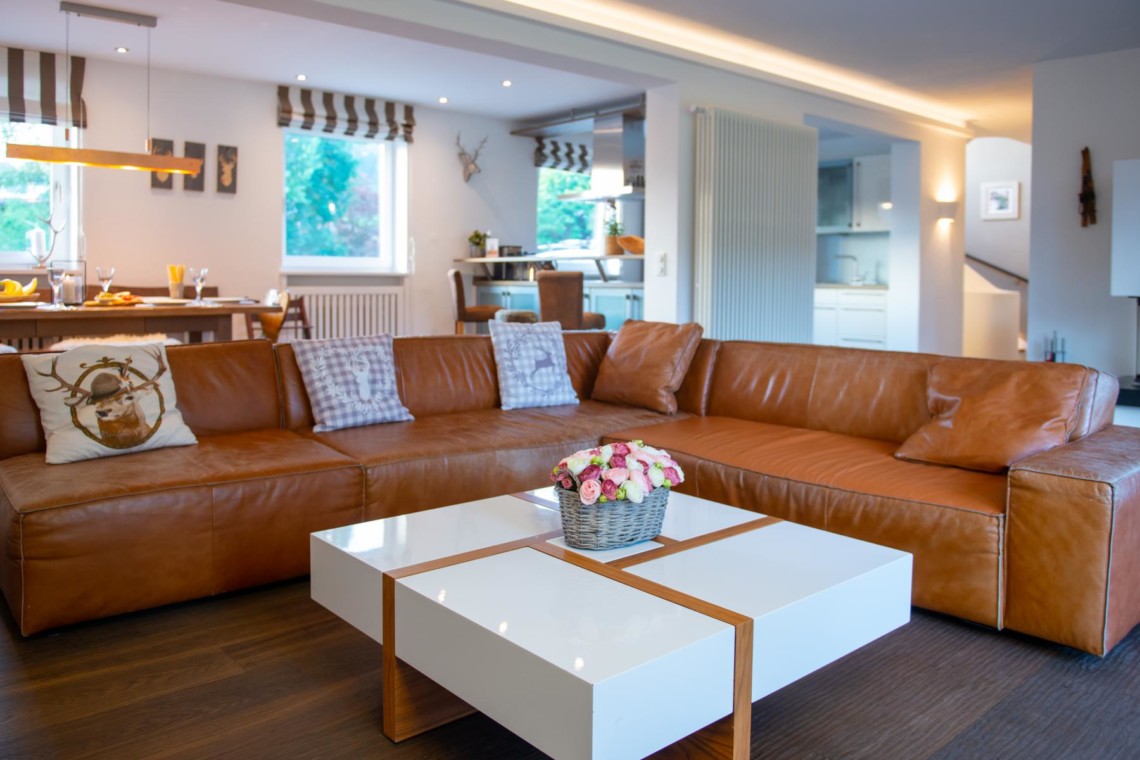 Gemütliche Villa "Perfall17" mit stilvollem Interieur: Leder-Sofa, Küche, in Schliersee ideal für Erholung.