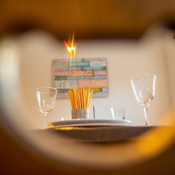 Gemütliche Essatmosphäre in Schlierseer Ferienwohnung "Perfall17" mit stilvollem Dekor und Kerzenlicht.