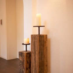 Gemütliches Ambiente in Schliersee Ferienwohnung, rustikale Kerzenständer aus Holz, moderne Einrichtung.