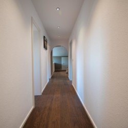 Gemütlicher Flur in moderner Ferienwohnung "Villa Perfall17" in Schliersee. Buchen Sie Ihren Traumaufenthalt auf stayfritz.com.