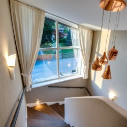 Gemütliches Interieur der Villa "Perfall17" in Schliersee, ideal für erholsame Aufenthalte; buchbar über stayFritz.