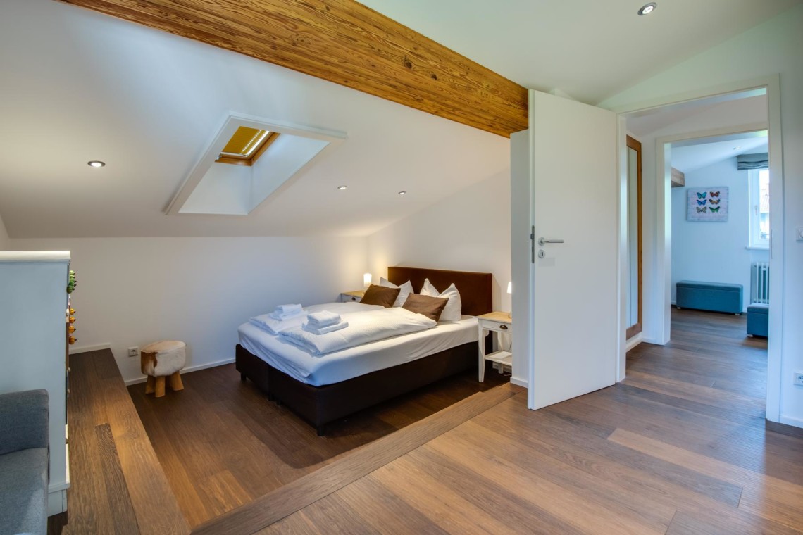 Gemütliches Schlafzimmer in Villa "Perfall17" Schliersee. Moderne Ausstattung mit Holzelementen für perfekten Urlaub. Buchen auf stayFritz.