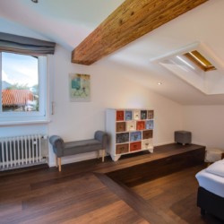 Gemütliches Dachzimmer in Schlierseer Ferienwohnung "Villa Perfall17" – stilvoller Rückzugsort in Natur.
