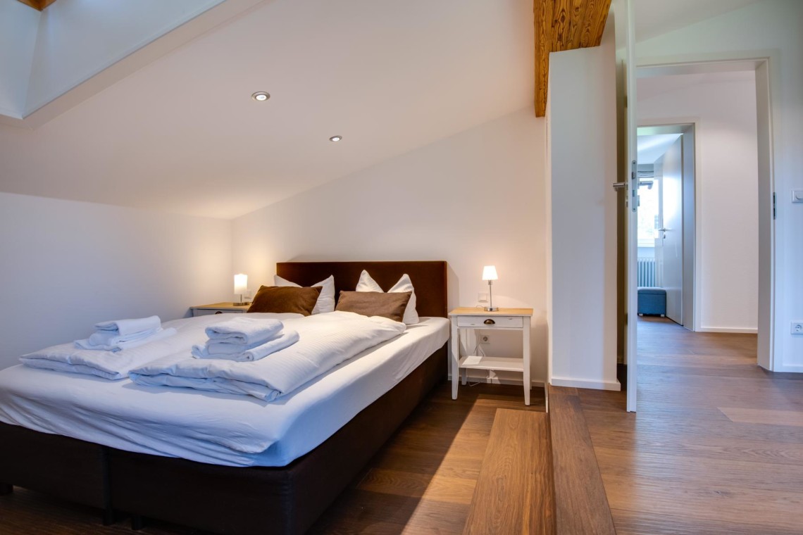 Gemütliches Schlafzimmer in Ferienwohnung Villa "Perfall17" in Schliersee. Buchen auf stayfritz.com!