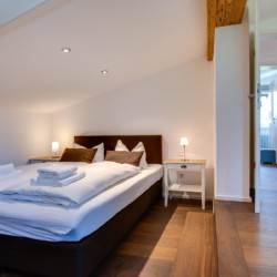 Gemütliches Schlafzimmer in Ferienwohnung Villa "Perfall17" in Schliersee. Buchen auf stayfritz.com!