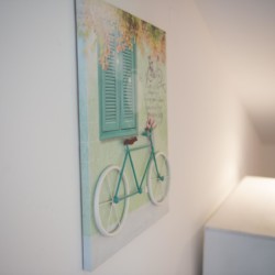Gemütlicher Raum in Schliersee, stilvolles Wandbild mit Fahrrad, ideal für entspannte Auszeiten in der Villa Perfall17.