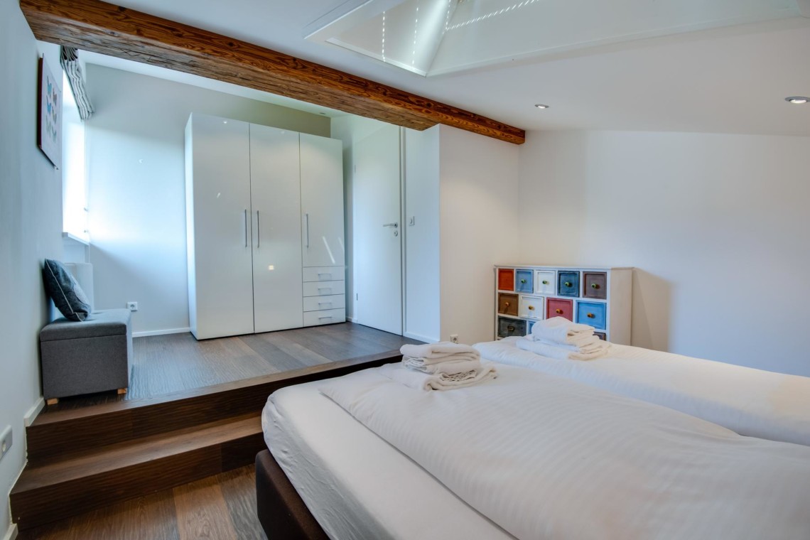 Moderne Ferienwohnung in Schliersee mit gemütlichem Doppelbett, stilvollem Interieur und viel Licht.