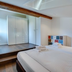 Moderne Ferienwohnung in Schliersee mit gemütlichem Doppelbett, stilvollem Interieur und viel Licht.