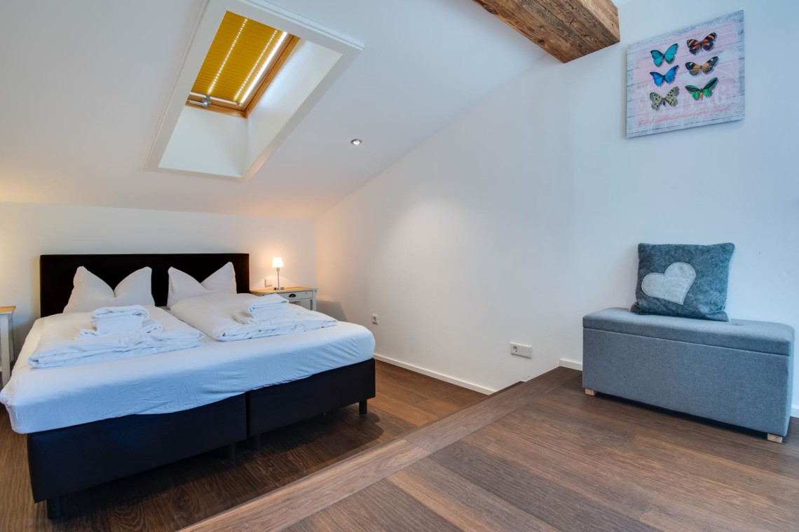 Gemütliches Schlafzimmer in Villa Ferienwohnung in Schliersee mit Doppelbett & moderner Einrichtung – ideal für den Urlaub.