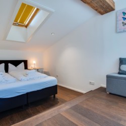 Gemütliches Schlafzimmer in Villa Ferienwohnung in Schliersee mit Doppelbett & moderner Einrichtung – ideal für den Urlaub.