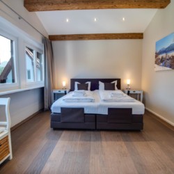 Gemütliche Ferienwohnung "Perfall17" in Schliersee, mit Komfort-Doppelbett und charmantem Design, ideal für einen erholsamen Urlaub.