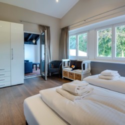 Helle und moderne Ferienwohnung in Schliersee mit komfortablen Betten und gemütlicher Einrichtung.