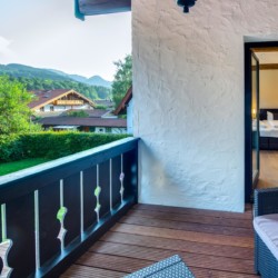 Gemütlicher Balkon der Villa "Perfall17" in Schliersee mit Blick auf die Berge. Ideal für Erholung in der Natur.