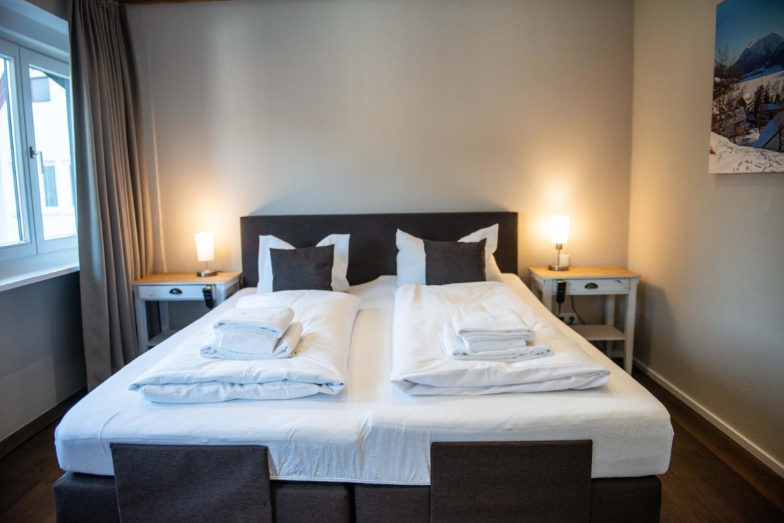 Gemütliches Schlafzimmer in Schlierseer Ferienwohnung mit Doppelbett & modernem Ambiente. Ideal für Erholung & Urlaub in Bayern. #VillaPerfall17
