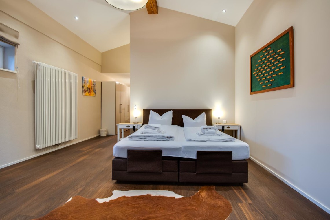 Gemütliches Schlafzimmer in Villa "Perfall17", ideal für einen stilvollen Schliersee Urlaub.