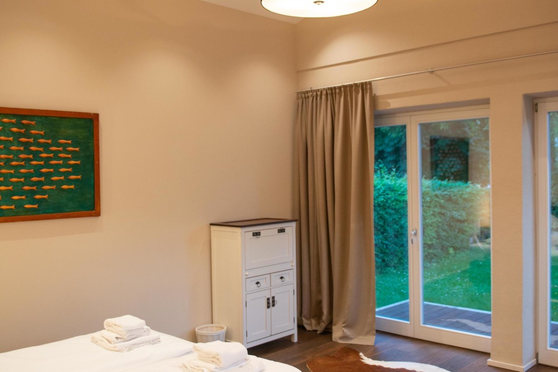 Gemütliches Schlafzimmer in Villa "Perfall17" in Schliersee - ideal für den entspannten Urlaub. Buchbar via stayFritz.com.