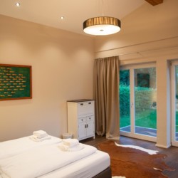 Gemütliches Schlafzimmer in Villa "Perfall17" in Schliersee - ideal für den entspannten Urlaub. Buchbar via stayFritz.com.