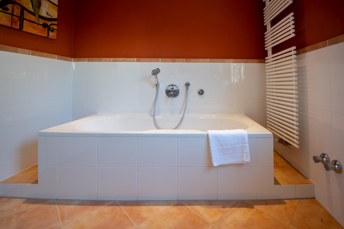 Gemütliches Badezimmer in der "Villa Perfall17" – Ihr idyllischer Rückzugsort in Schliersee bei stayFritz.