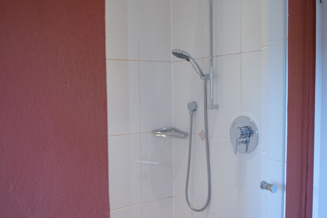 Moderne Dusche in Ferienwohnung Schliersee - komfortabel & stilvoll gestaltet.