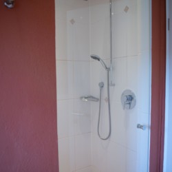 Moderne Dusche in Ferienwohnung Schliersee - komfortabel & stilvoll gestaltet.