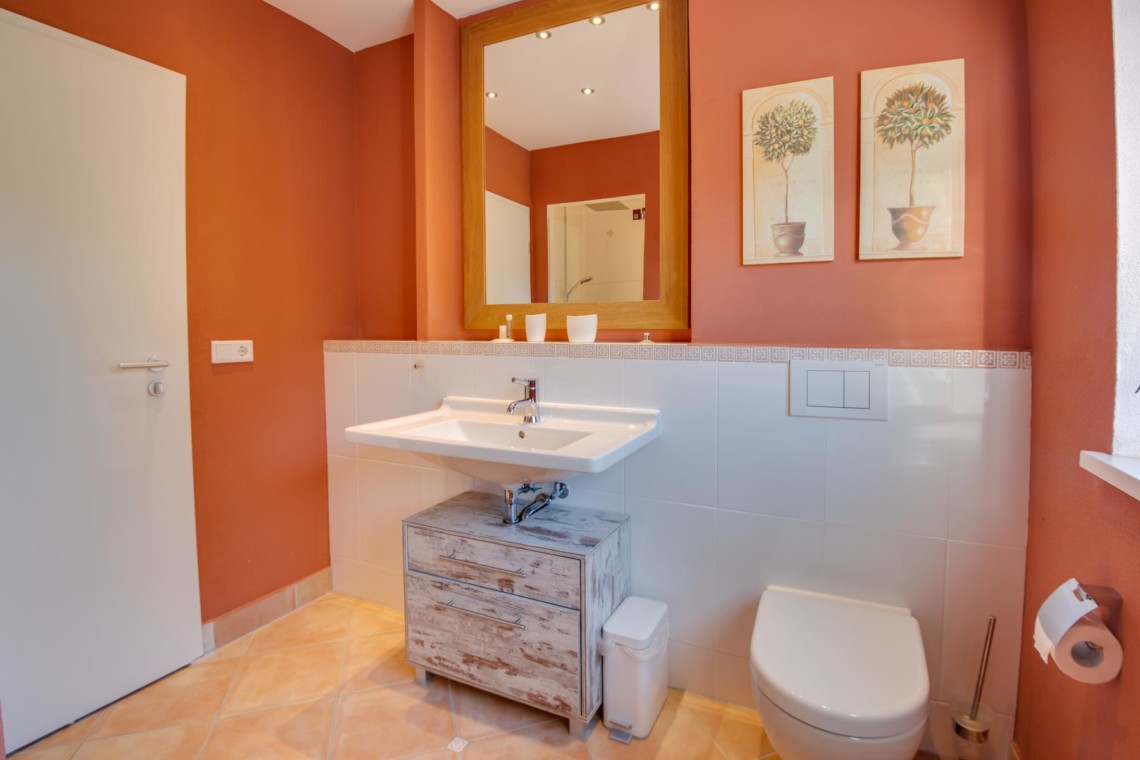 Modernes Badezimmer in Villa "Perfall17" – ideal für erholsamen Urlaub in Schliersee.
