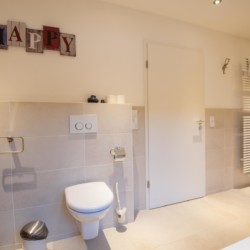 Helles, modernes Badezimmer in Villa "Perfall17" Schliersee, ideal für einen entspannten Urlaub. Buchen Sie jetzt bei stayFritz!